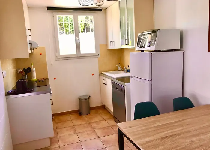 Giens-t2 Charme-7m A Pied - Rez De Jardin *