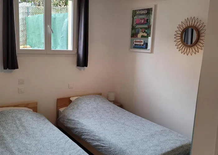 Apartman Giens-t2 Charme-7m A Pied - Rez De Jardin